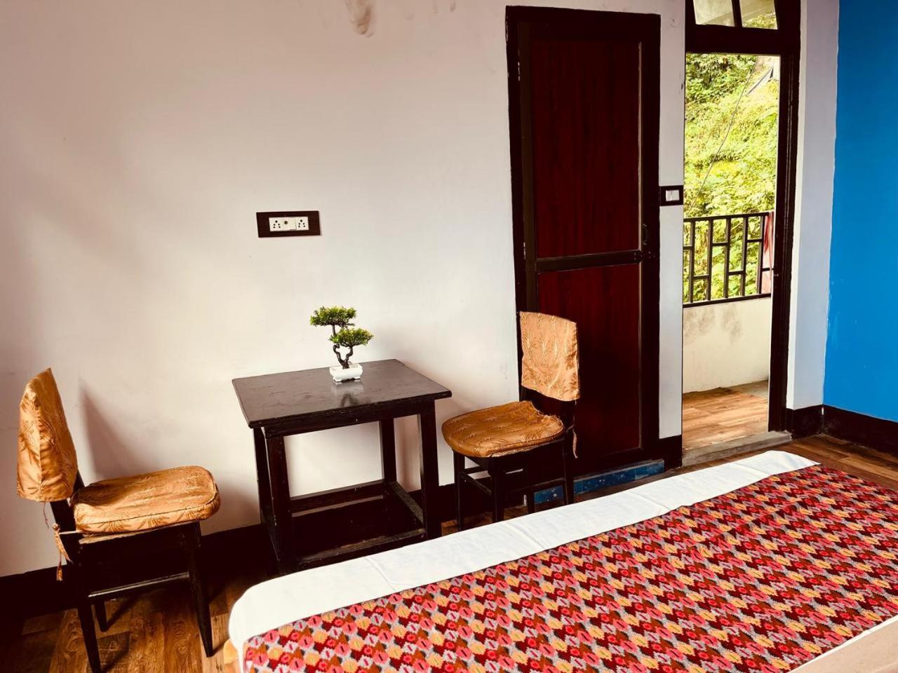 Forest Lodge - 80 Mts From Mall Road Darjeeling  Exteriör bild