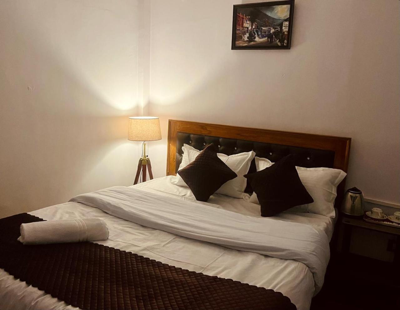 Forest Lodge - 80 Mts From Mall Road Darjeeling  Exteriör bild